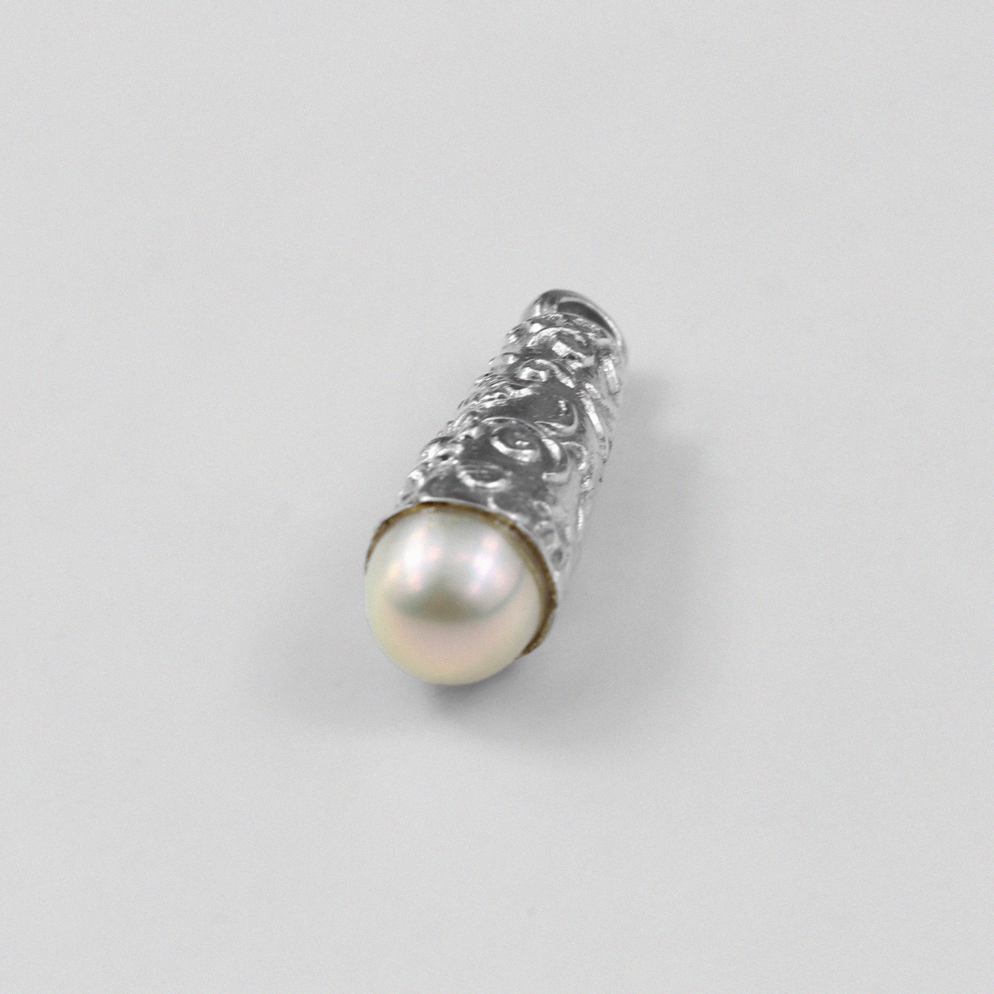 Antique Pearl Pendant - An elegant 925 sterling silver pendant by GetTheJuice, featuring a timeless pearl design encased in a vintage-inspired setting, adding a touch of classic sophistication to any look.