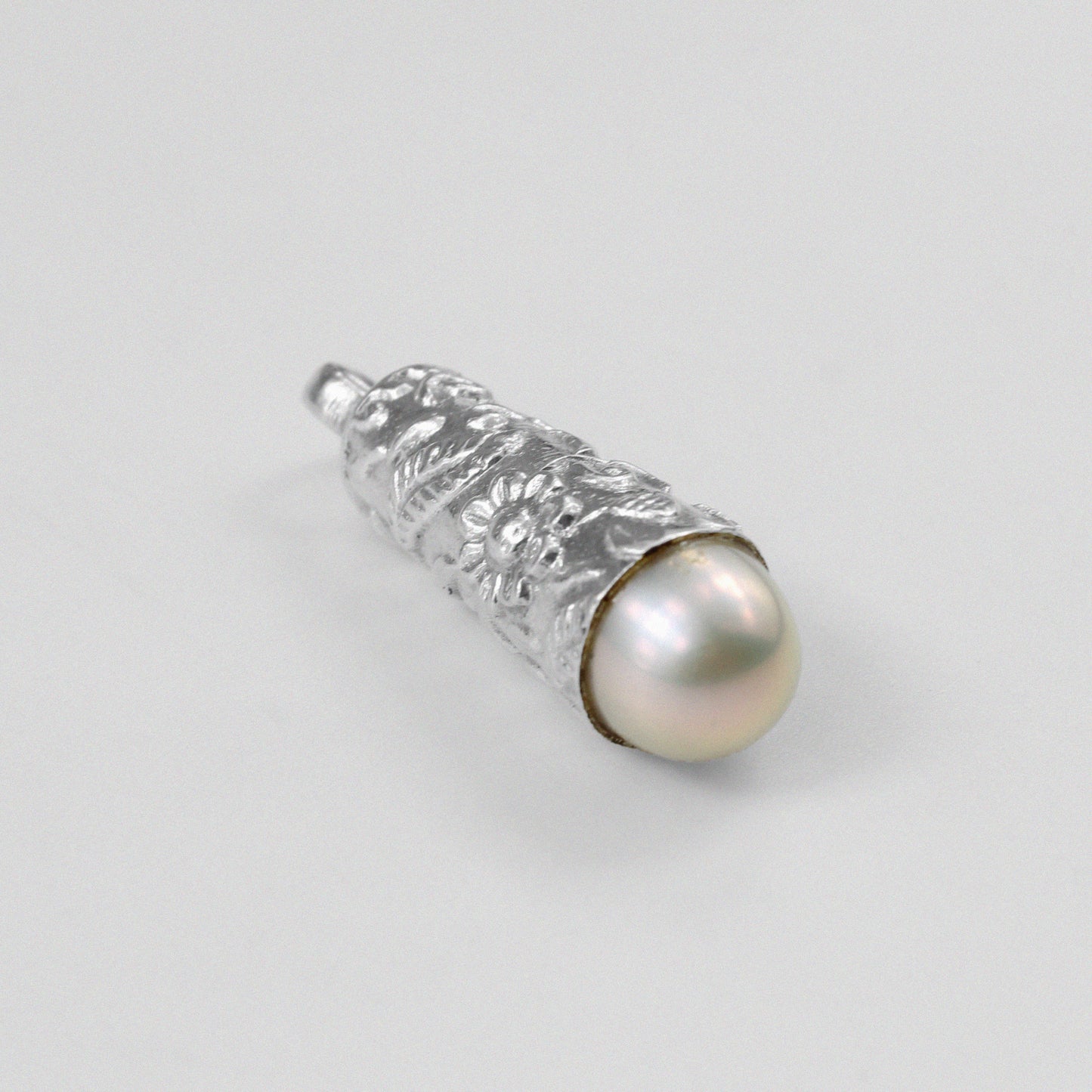 Antique Pearl Pendant - An elegant 925 sterling silver pendant by GetTheJuice, featuring a timeless pearl design encased in a vintage-inspired setting, adding a touch of classic sophistication to any look.