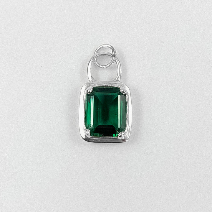 Dream Green Pendant - An exquisite 925 sterling silver pendant by GetTheJuice, with a radiant green gem that captures the essence of nature's beauty, making a sophisticated statement.