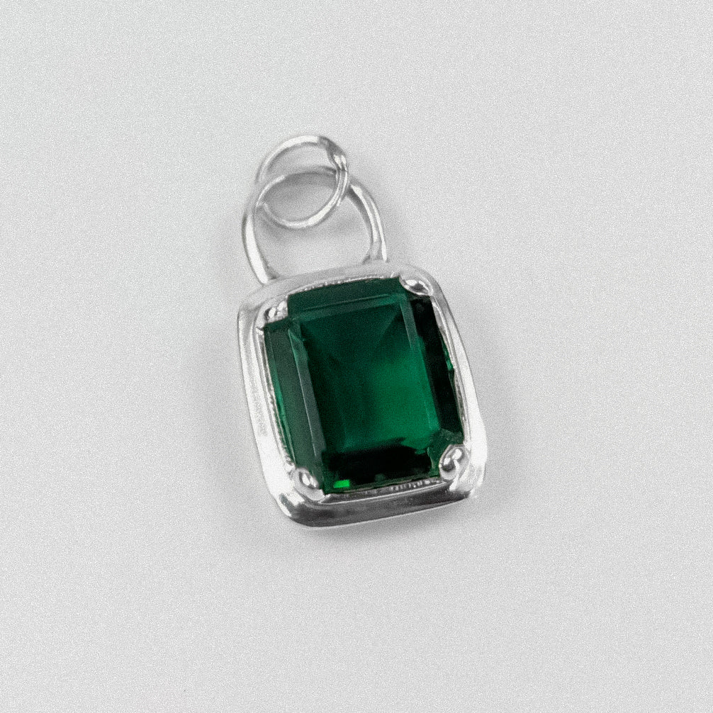 Dream Green Pendant - An exquisite 925 sterling silver pendant by GetTheJuice, with a radiant green gem that captures the essence of nature's beauty, making a sophisticated statement.