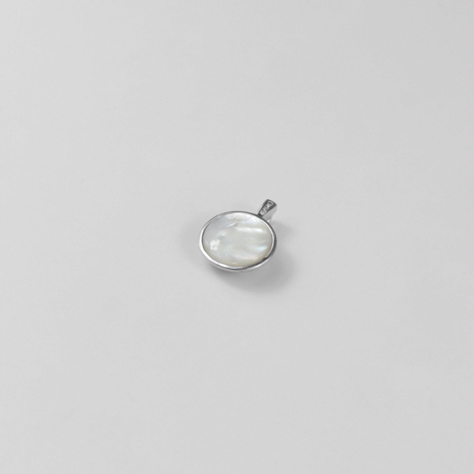 Epicenter Glow Pendant - A stunning 925 sterling silver pendant by GetTheJuice, showcasing a central glowing stone that captures attention and adds a sense of refined sophistication.