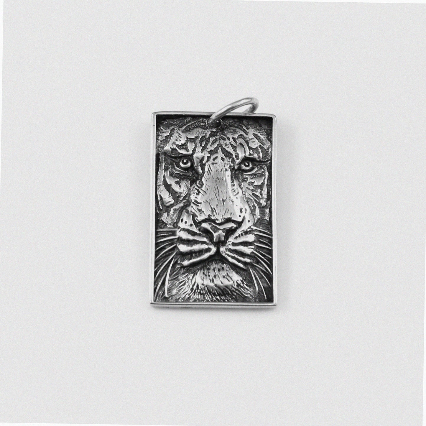 King's Head Pendant - A regal 925 sterling silver pendant by GetTheJuice, featuring a majestic king's head design that adds a touch of royal elegance and distinction to any look.