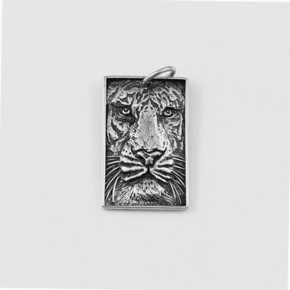 King's Head Pendant - A regal 925 sterling silver pendant by GetTheJuice, featuring a majestic king's head design that adds a touch of royal elegance and distinction to any look.