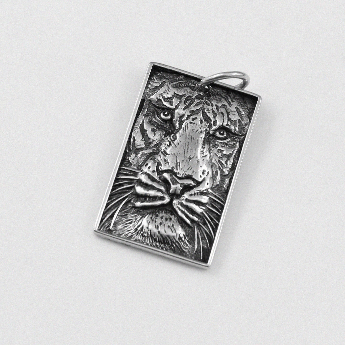 King's Head Pendant - A regal 925 sterling silver pendant by GetTheJuice, featuring a majestic king's head design that adds a touch of royal elegance and distinction to any look.