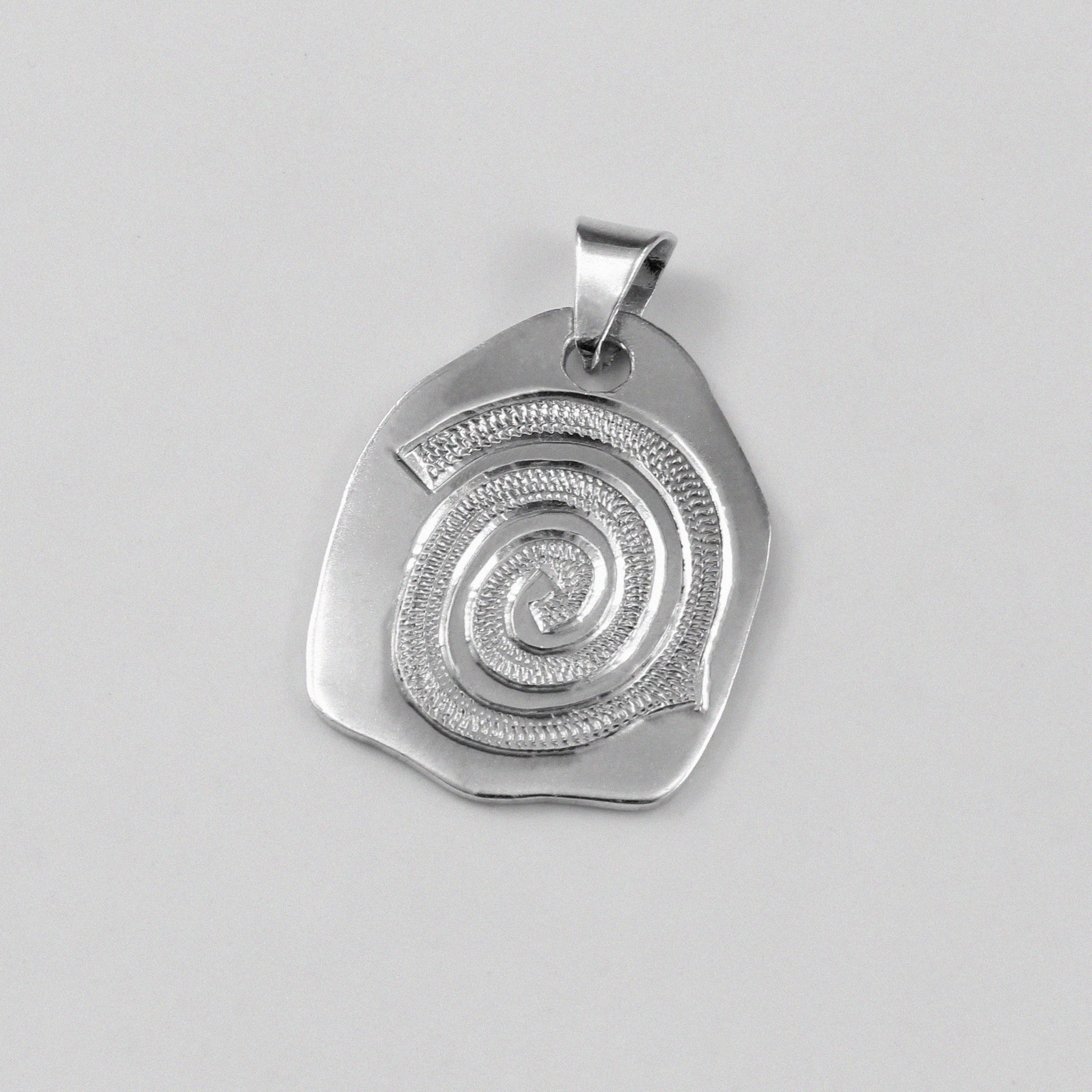 Vintage Spiral Pendant - A stunning 925 sterling silver pendant by GetTheJuice, showcasing an intricate spiral motif that blends vintage elegance with contemporary style.