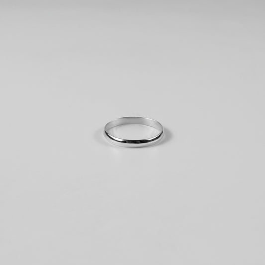 Close-up of the GETTHEJUICE Arcadian Grace Ring: a 925 sterling-silver band featuring intertwining vine-like filigree and a subtle hammered texture, polished to a soft, luminous sheen.
