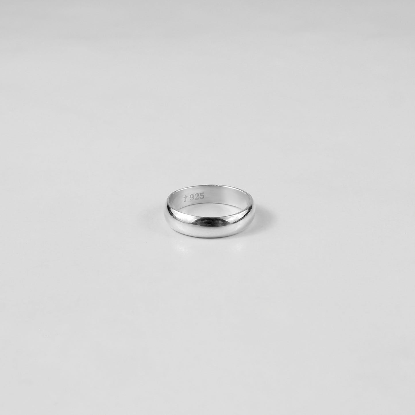 Close-up of the GETTHEJUICE Arcadian Grace Ring: a 925 sterling-silver band featuring intertwining vine-like filigree and a subtle hammered texture, polished to a soft, luminous sheen.