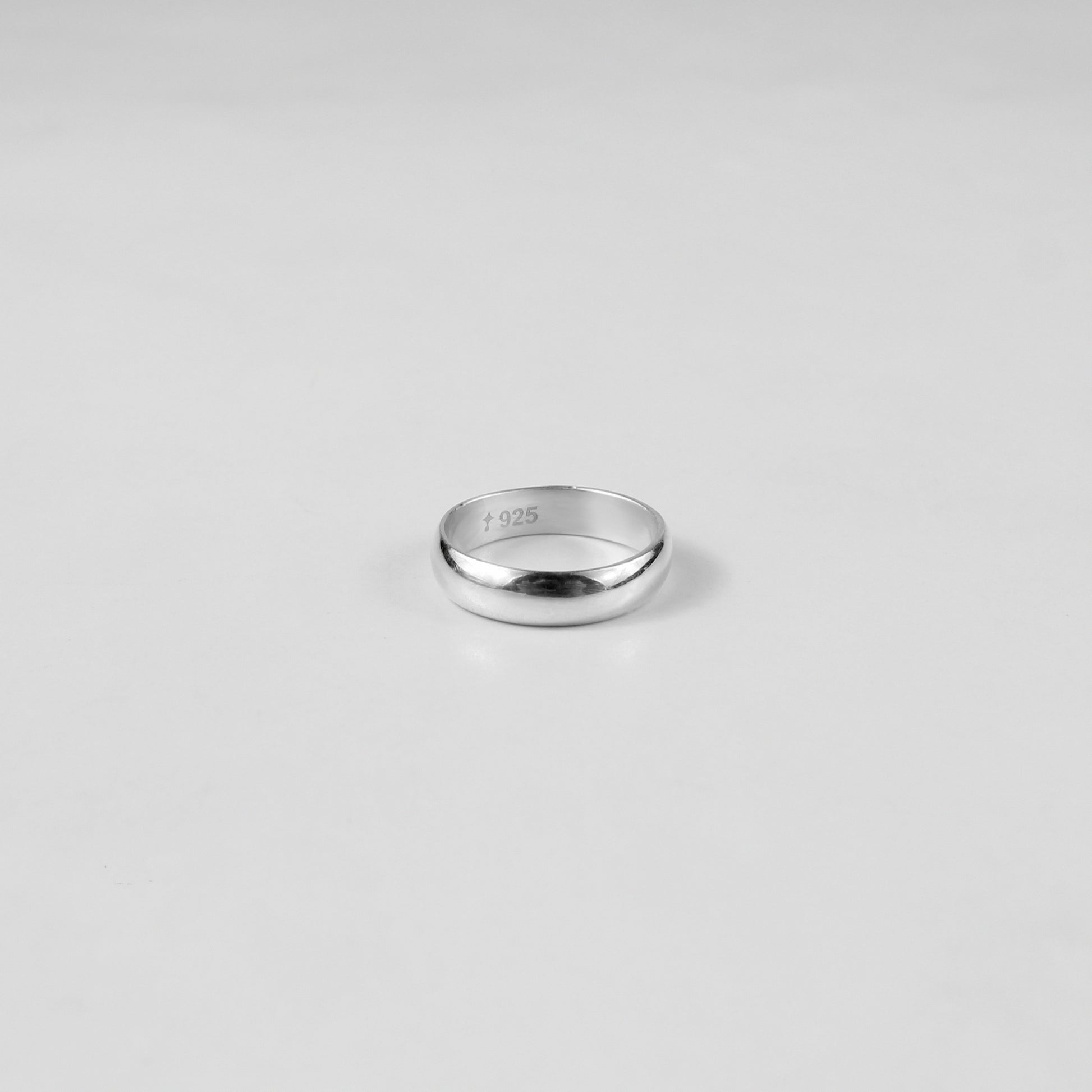 Close-up of the GETTHEJUICE Arcadian Grace Ring: a 925 sterling-silver band featuring intertwining vine-like filigree and a subtle hammered texture, polished to a soft, luminous sheen.