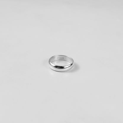 Close-up of the GETTHEJUICE Arcadian Grace Ring: a 925 sterling-silver band featuring intertwining vine-like filigree and a subtle hammered texture, polished to a soft, luminous sheen.