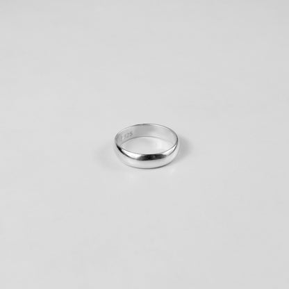 Close-up of the GETTHEJUICE Arcadian Grace Ring: a 925 sterling-silver band featuring intertwining vine-like filigree and a subtle hammered texture, polished to a soft, luminous sheen.