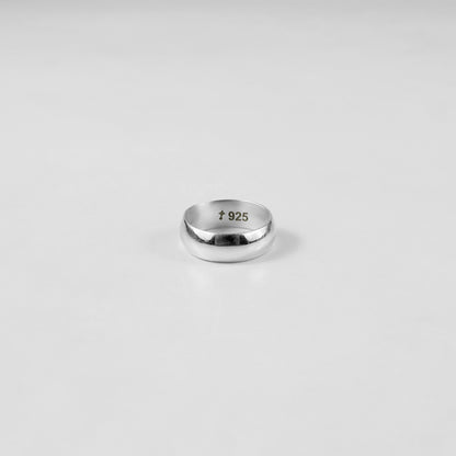 Close-up of the GETTHEJUICE Arcadian Grace Ring: a 925 sterling-silver band featuring intertwining vine-like filigree and a subtle hammered texture, polished to a soft, luminous sheen.